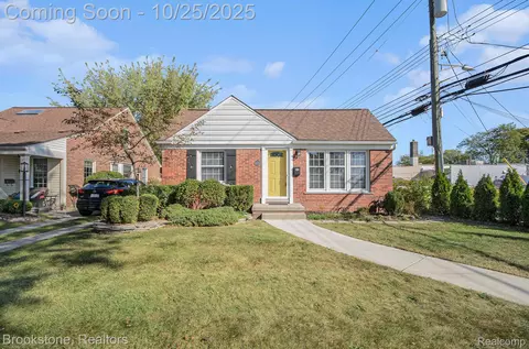 1828 Lochmoor Blvd, Grosse Pointe Woods, MI 48236