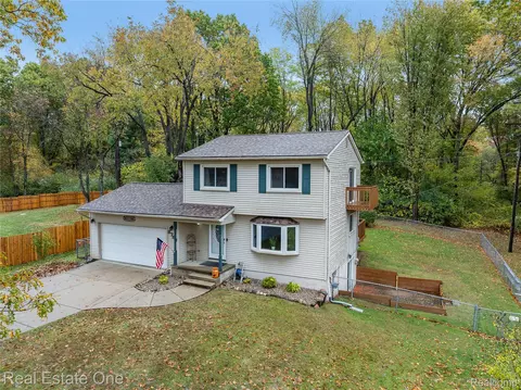 8789 Fieldcrest Dr, Green Oak, MI 48116