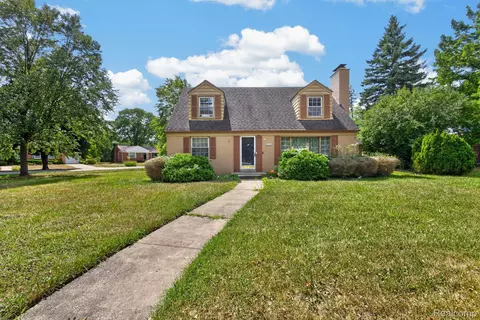28025 Sunset Blvd W, Lathrup Village, MI 48076