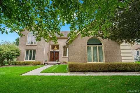 6034 Beachwood Dr, West Bloomfield, MI 48324