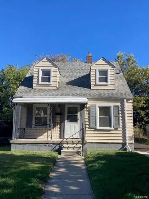 18549 Elkhart St, Harper Woods, MI 48225