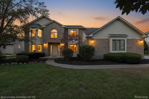 48818 Pebble Ln, Novi, MI 48374