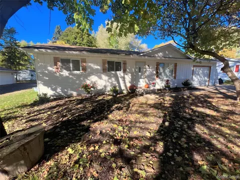 1762 Westbrooke Dr, Lapeer, MI 48446