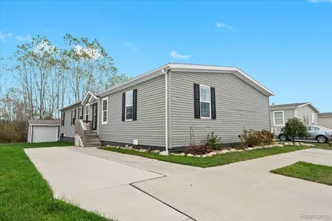 12361 Oak Ridge Cir, Green Oak, MI 48178