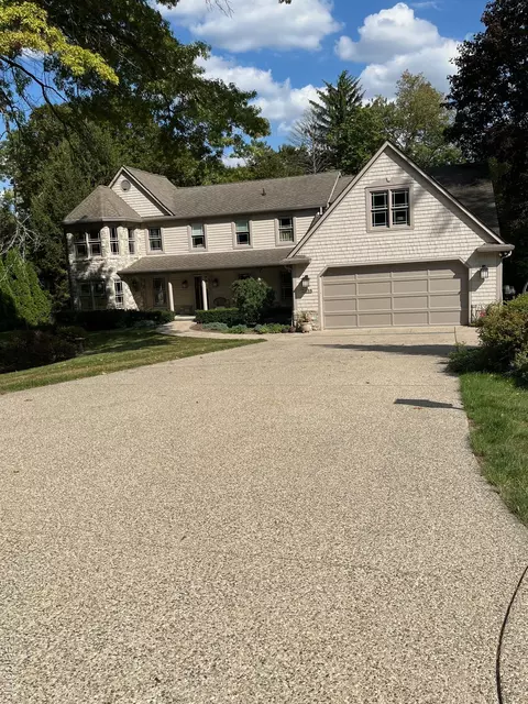 2888 Parkway Pl, Hartland, MI 48353