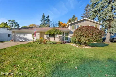 8156 Kenwick Dr, White Lake, MI 48386
