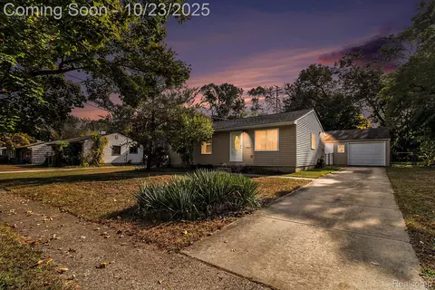 809 Richard St, Holly, MI 48442