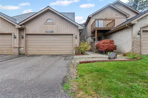 29671 Sierra Pointe Cir, Farmington, MI 48331