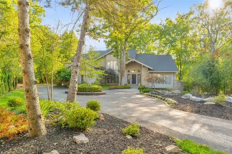 3277 Bloomfield Park Dr, West Bloomfield, MI 48323