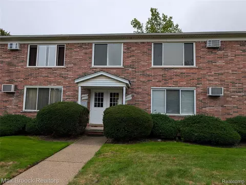 22202 E 11 Mile Rd, Saint Clair Shores, MI 48081