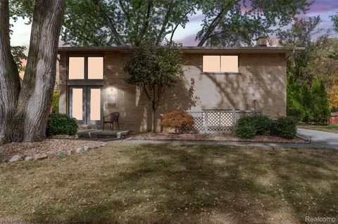 31126 Grennada St, Livonia, MI 48154