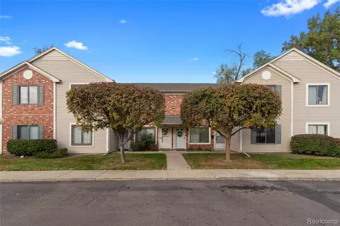 30673 Hidden Pines Ln, Roseville, MI 48066
