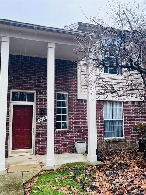 1688 Deepwood Cir, Rochester, MI 48307