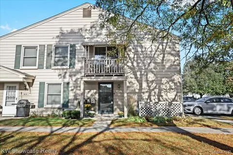 2612 Wildwood Ct, Lake Orion, MI 48360