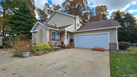 8883 Redstone Dr #2, Pinckney, MI 48169