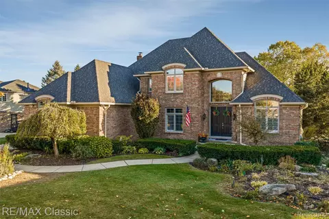 17994 Stonebrook Dr, Northville, MI 48168