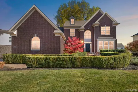 42512 Beechwood Dr, Sterling Heights, MI 48314