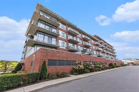 101 Curry Ave #404, Royal Oak, MI 48067