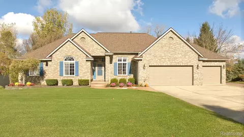 4400 Oak Tree Trl, Fenton, MI 48430