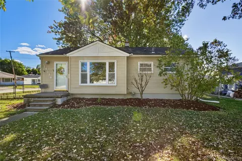 17356 Eastland St, Roseville, MI 48066