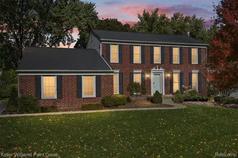 1390 Chestnut Ln, Rochester Hills, MI 48309