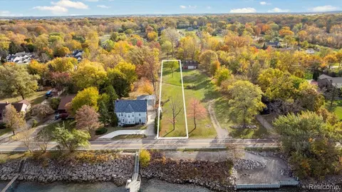20443 W River Rd, Grosse Ile, MI 48138