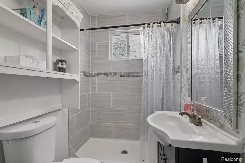 Bath - 25171 Lawn St, Roseville, MI 48066 photo 2 of 2