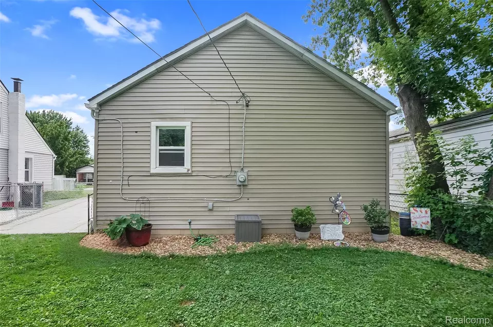 Exterior - 25171 Lawn St, Roseville, MI 48066 photo 3 of 3