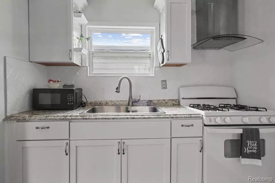 Kitchen - 25171 Lawn St, Roseville, MI 48066 photo 2 of 2