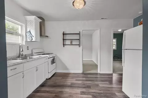 Entry Way - 25171 Lawn St, Roseville, MI 48066 photo 1 of 2