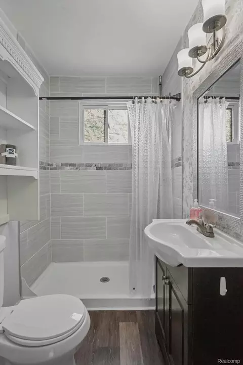 Bath - 25171 Lawn St, Roseville, MI 48066 photo 1 of 2