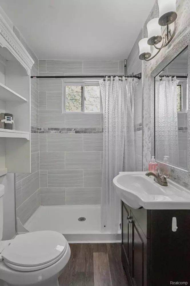 Bath - 25171 Lawn St, Roseville, MI 48066 photo 1 of 2