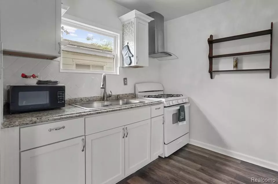 Kitchen - 25171 Lawn St, Roseville, MI 48066 photo 1 of 2