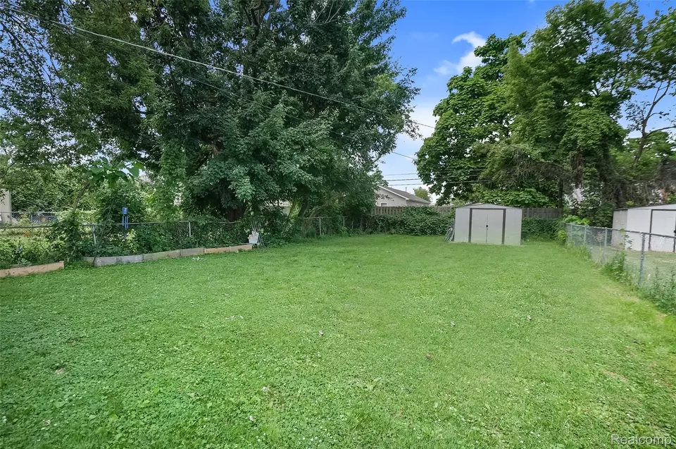 Exterior - 25171 Lawn St, Roseville, MI 48066 photo 2 of 3