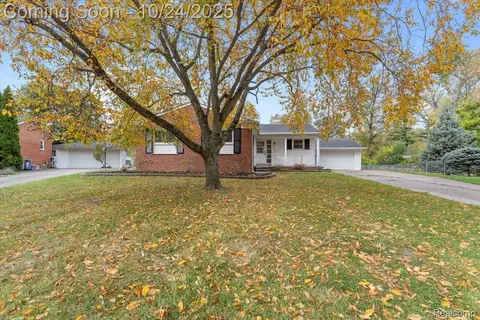 25146 Dallas Dr, Grosse Ile, MI 48138