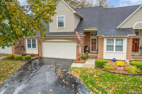 5580 Elmhurst Dr, Trenton, MI 48183