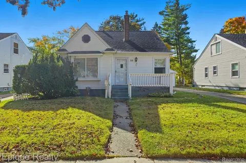 33 Canfield Dr, Mount Clemens, MI 48043