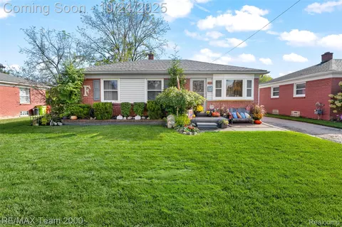29593 Red Cedar Dr, Flat Rock, MI 48134