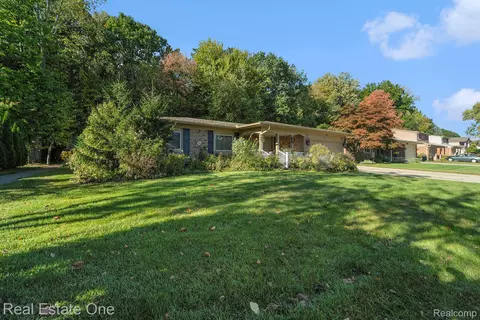 5761 Bingham Dr, Troy, MI 48085