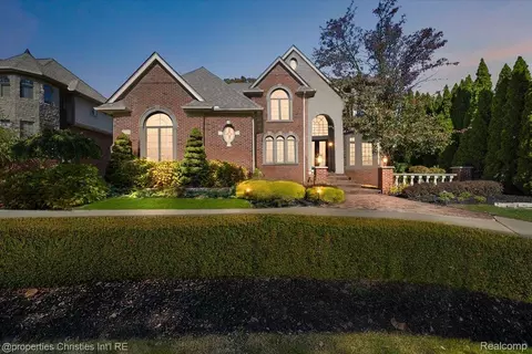 7220 Essex Dr, West Bloomfield, MI 48322
