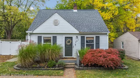 881 Tyrone Ave, Waterford, MI 48328
