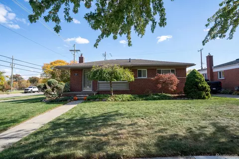 2209 Churchill Ave, Trenton, MI 48183