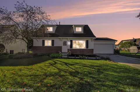 61375 Creekview Dr, South Lyon, MI 48178