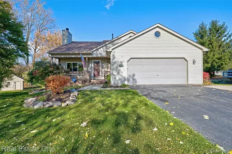 1844 Chesapeake Ct, Oxford, MI 48371