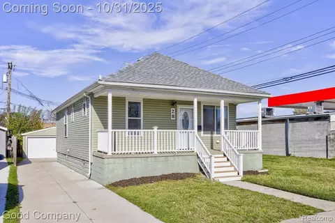 28 W Jarvis Ave, Hazel Park, MI 48030