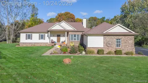 6090 Raphael Ct, White Lake, MI 48383