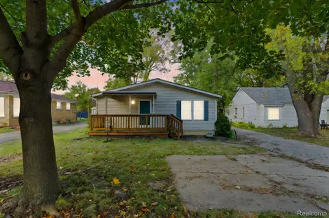 990 Voorheis Rd, Waterford, MI 48328