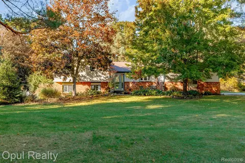5885 Cedar Knoll Dr, Brighton, MI 48116