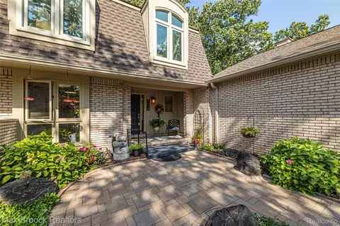 1136 Meadowglen Ct, Bloomfield Hills, MI 48304