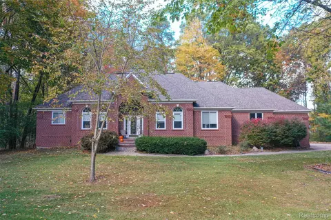 5812 Pine Breeze Dr, Independence, MI 48346
